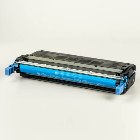 Auf dem Bild sehen Sie den ArtikelC9730A-33A von Hewlett-Packard. Dieses Toner Modell eignet sich für die Wiederaufbereitung und wird daher zum Recycling angekauft.