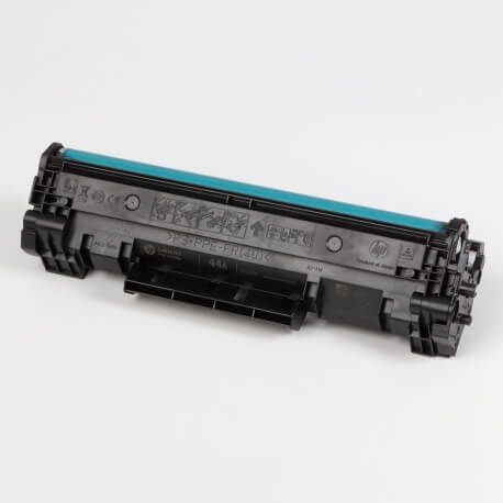 Auf dem Bild sehen Sie den ArtikelCF244A von Hewlett-Packard. Dieses Toner Modell eignet sich für die Wiederaufbereitung und wird daher zum Recycling angekauft.