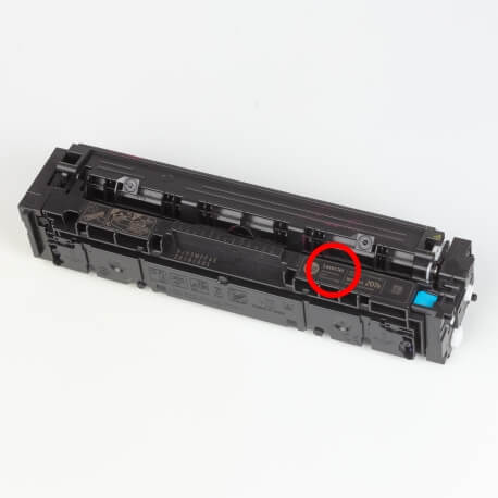 Auf dem Bild sehen Sie den ArtikelW2210A-13A Introductory von Hewlett-Packard. Dieses Toner Modell eignet sich für die Wiederaufbereitung und wird daher zum Recycling angekauft.