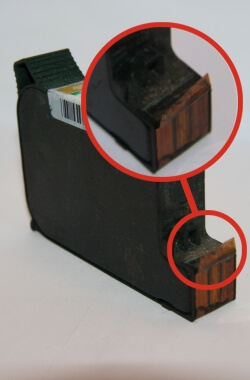 Tintenpatronen: #022/HP45 - Die Kontaktplatine der Patrone wurde angehoben und gelöst.