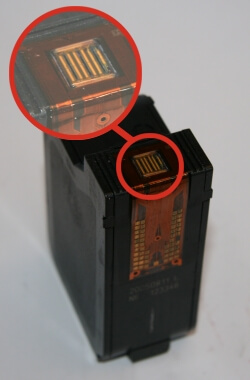 Tintenpatronen: #032/HP78 - Die Düsenplatte fehlt komplett, die Kammern darunter sind sichtbar.