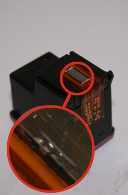 Tintenpatronen: #029/HP901 - Ein tiefer Kratzer auf der Düsenplatte der Druckerpatrone.