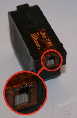 Tintenpatronen: #023/HP17 - Die Kontaktplatine der Tintenpatrone wurde durchschlagen.