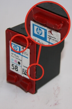 Tintenpatronen: #026/HP58 - Tiefe Kratzer, Einschläge und Risse im Deckel der Tintenpatrone.
