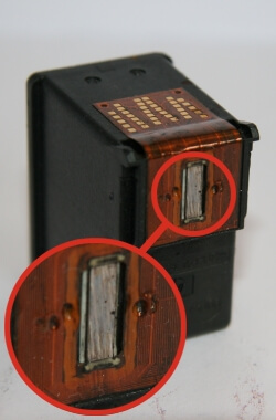 Tintenpatronen: #024/HP21 - Tiefe Einschläge auf der Kontaktplatine der Tintenpatrone.