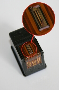 Tintenpatronen: #019/HP22 - Die Düsenplatte der Tintenpatrone ist teilweise abgerissen.