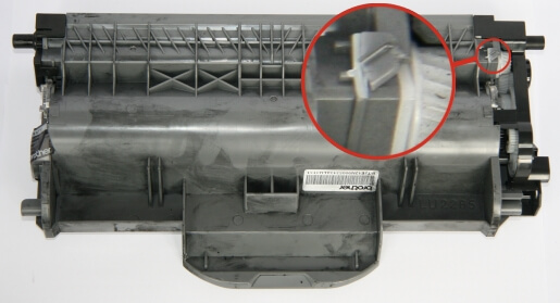 Tonerkartuschen: #61/Brother TN-2120 - Bereits minimale Schäden, hier ein abgebrochener Flügel, machen das Leermodul unbrauchbar für die Wiederaufbereitung.