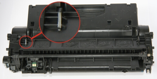 Tonerkartuschen: #58/HP CE505X - Auf der Oberseite der Kartusche ist eine Nase abgebrochen.