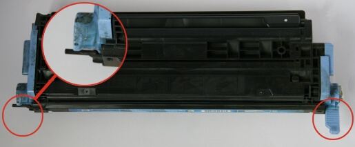 Tonerkartuschen: #62/HP Q6001A - Der blaue Griff auf der linken Seite ist abgebrochen, auf der rechten Seite ist er noch dran.