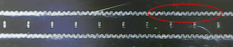 Bild: Unbeschädigte Düsen auf einer Düsenplatte bei 1000facher Vergrößerung.