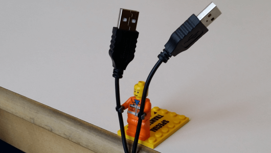 Bürohack 3: Der kreative Lego-Kabelhalter